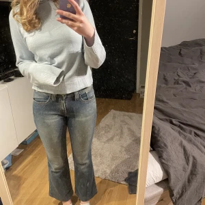 Lågmidjade bootcutjeans  - Jättefina lågmidjade bootcutjeans från Levis. Tyvärr något korta i benen för mig som är runt 170. Jättesöta fickor💕