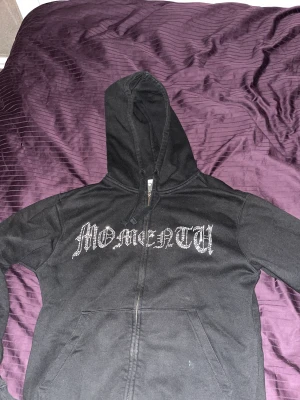 Rhinestone hoodie - Svart rhinestone hoodie, ser grå ut på bilderna pga blixten. Bekväm och rätt välanvänd så finns defekter som ett hål(bild 3) och några stenae har lossnat. Storlek S men passar perfekt m-xs