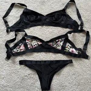 Bikini från H&M. Två överdelar i storlek 40, en svart och en blommig, samt trosor i storlek 34. 
