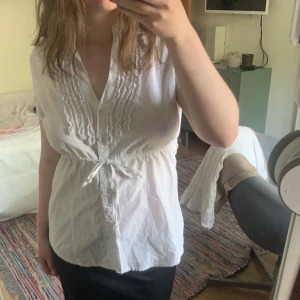 Vit topp - Vit topp från Mexx köpt secondhand i stolek 40 ❣️