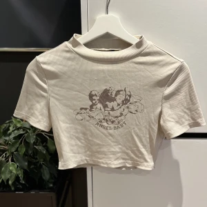 Topp med tryck  - Jättefin magtröja med tryck. Storlek XS/S. Använd några gånger men i väldigt bra skick! Köparen står för frakt 🫶🏻