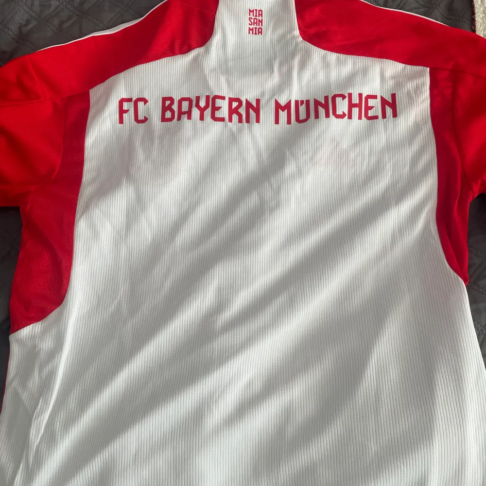 Bayern fotbollströja, helt ny storlek s använd 1 gång, ny pris 1000, säljs för 500 kan diskuteras vid snabbaffär. T-shirts.