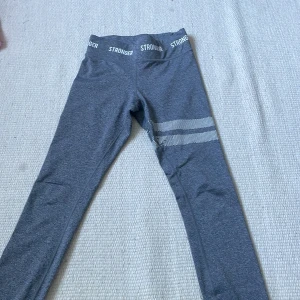 Stronger byxor med topp - Gråa stronger byxor i storlek xs. Det är lite slitage runt dem två strecken därav det låga priset. Är inte särkilt använda då dem är för små för mig☺️
