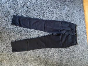 Kostymbyxor - Kostymbyxor från Zara! Raka/tighta i modellen! Använda ett fåtal gånger! Just nu ett ostrykta, men blir jättefina när man stryker ett pressveck på dom!