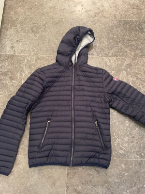 Colmar - Dunjacka Colmar i marinblått. Storlek 14 år