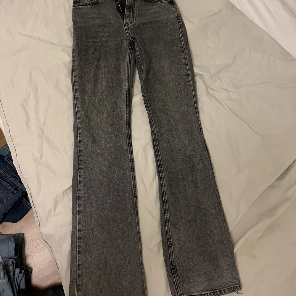 Från Gina storlek 34, bootcut🥰. Jeans & Byxor.