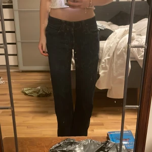 Levis Jeans - Snygga! Passar mig som är 175 cm