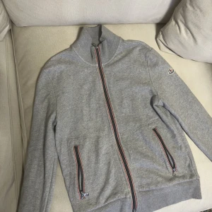 Moncler Maglia - Nypris: 5000kr En grå Moncler maglia kofta i väldigt bra skick, 9/10. Storlek L men passar S, väldigt små i storlekar. Självklart äkta.