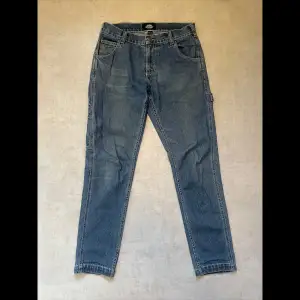 Dickies jeans i storlek 31/32. Ganska använda men är i bra skick.