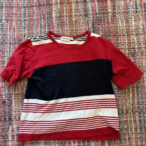 Mönstrad t-shirt  - en cool t-shirt men fina mönster på som sitter så bra, denna kommer tyvärr inte till användning längre:(