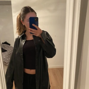 Skin kavaj - En supertrendig kavaj från bikbok som har prislappen kvar, nypris 599kr