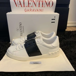 valentino skor - Hej! Säljer ett par sjukt feta valentino skor storlek 44. Riktigt feta och passar till allt. Tveka inte på att skriva vid frågor!