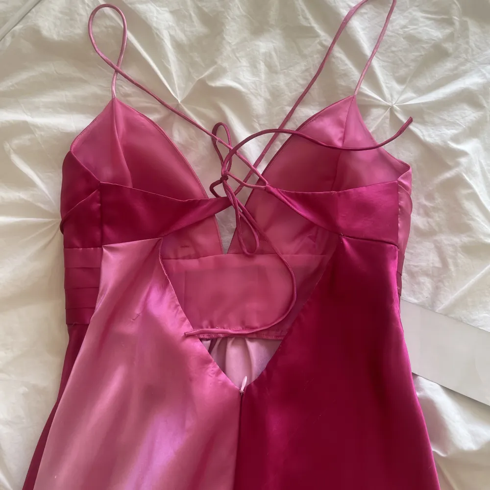 Rosa festklänning, helt ny,aldrig använt (med etikett på).  Storlek:38  Den är perfekt för baler, finmiddagar och bröllop.  Ursprungliga pris  2000. Klänningar.
