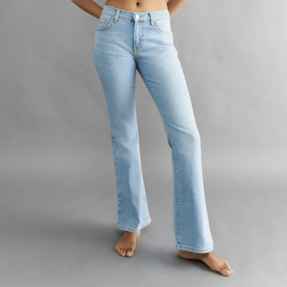 Säljer dess jättesnygga lågmidjade bootcut jeansen från Ginatricot💗 de är i storlek 38 men skulle funka för 36 oxå💗 de är slutsålda nästan överallt💗 superskick, inga tecken på användning💗 nypris 499 kr och säljer för 200-250 kr💗. Jeans & Byxor.