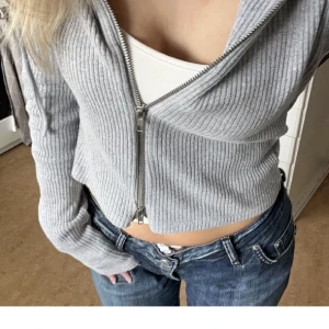 Weekday zip - Säljer min liknande grå zip hoodie från weekday! Den är i storlek M, men sitter rätt så tight. Passar både S/M. Köptes för 500, då jag säljer för 200!  Priset kan sänkas vid snabb affär! Skriv för intresse eller frågor! 💕💘❤️