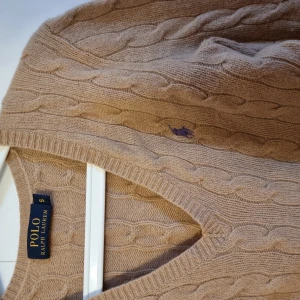 Polo Ralph Lauren  - Riktigt skön, mjuk och varm tröja i nästintill nyskick. 91% merino 9% kashmir storlek S 