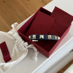 Valentino Armband - Snyggt Valentino armband! Nypris 2950 SEK, mitt pris: 1499  Medfås dustbag, låda, äkthetsbevis, kuvert mm. Köp nu eller prisförslag, köpare står för frakt!