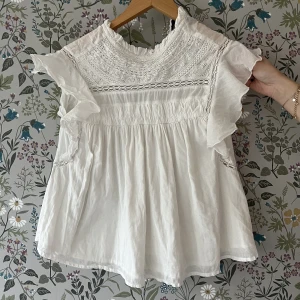 vit blus<3 - sååå söt blus, som inte kommer till användning. Använd ett fåtal gången✨✨