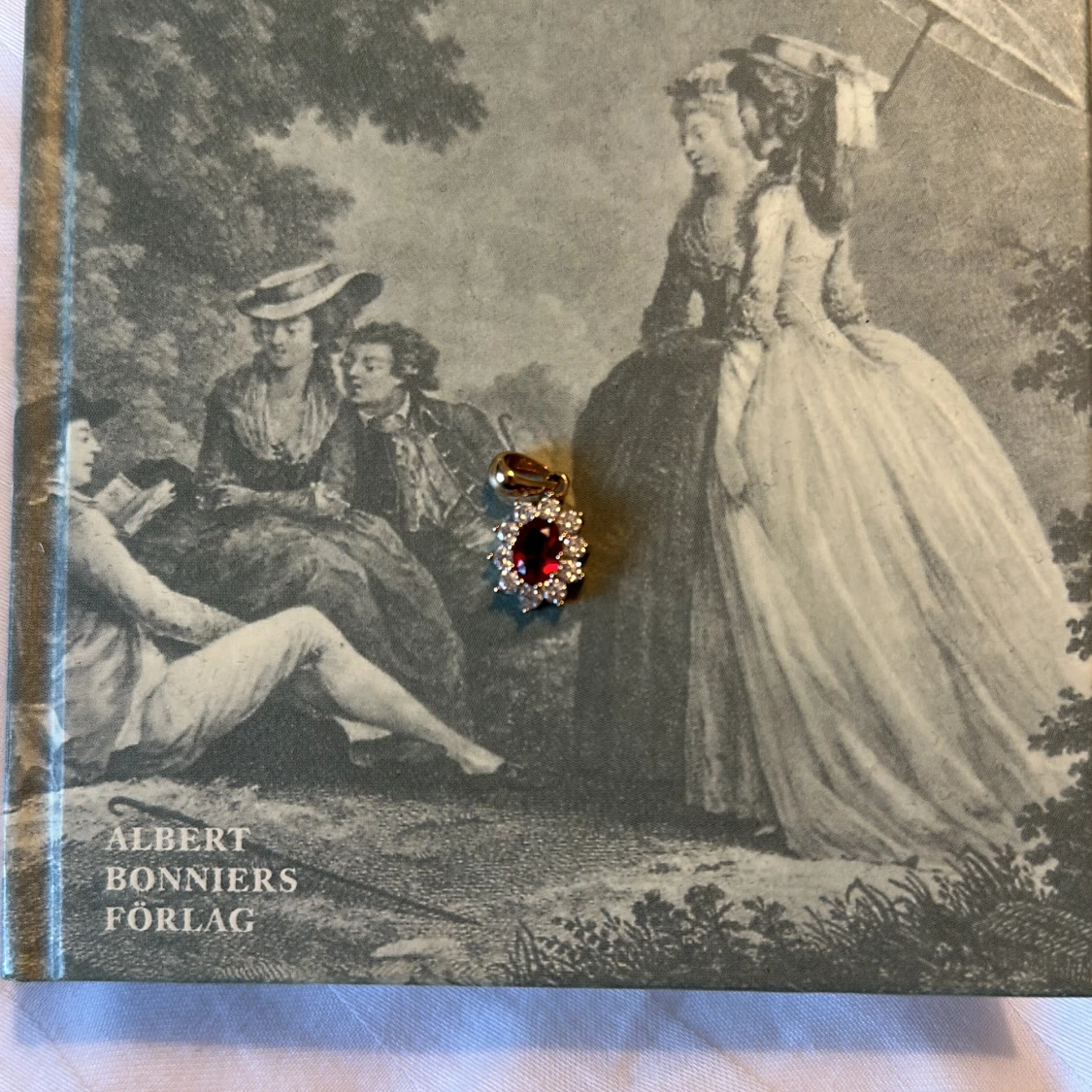 Guldpläterad berlock - 90