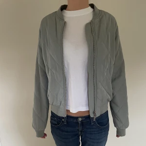 Bomberjacka - Fin bomberjacka perfekt till hösten/våren! Storlek S från Cubus.