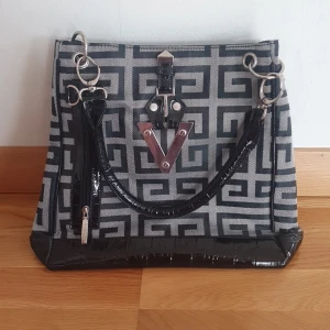 Medelstor handväska - Helt oanvänd, medelstor handväska. Perfekt när man ska ut med vänner eller till skolan 😊 har massa fickor