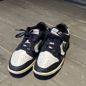 Nike dunk low georgetown  - Jag säljer för att de inte passar mig längre. Skick 5/10. Nypris ungefär 3000 mitt pris 200. Vill bara bli av med de. Låda går att få med vid köp. Pris kan diskuteras.