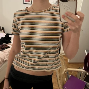 Färgglad randig T-shirt  - Jätte gullig randig och färgglad T-shirt / baby-tee från Pull and Bear. 