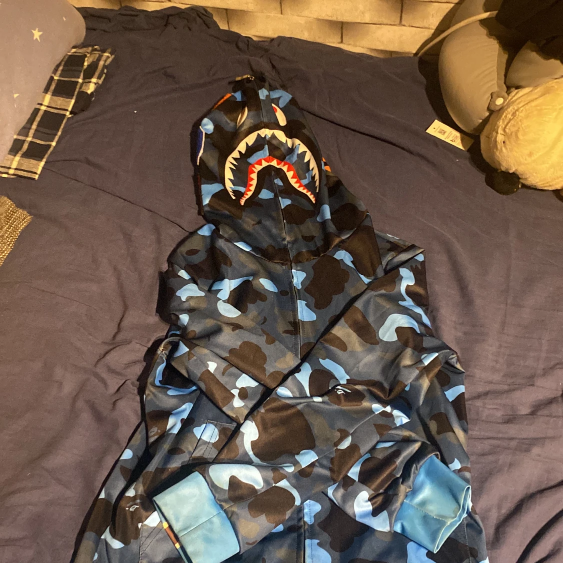 En blå bape zip hoodie