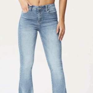 Säljer mina fina Low Waist jeans. Säljer de för får ingen användning för de. De är Nyskick. Pris går att diskutera vid snabb affär.❤️