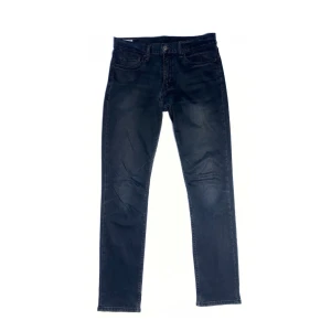 Levi’s 511 - Size: 31/34. Mörkblå. Condition: Vintage. Alla jeans är uppmätta av oss! Har ni frågor eller funderingar är det bara slide DM, tveka inte!