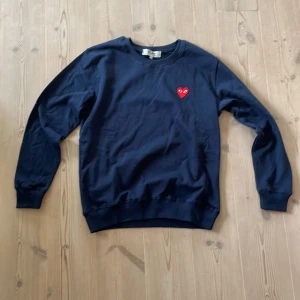 CDG sweatshirt - Nästan helt ny CDG tröja. Skicka 10/10. Inga deflekter. Storlek L men liten i storlek så M/L passar perfekt!