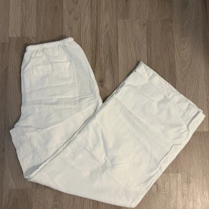 Vita linne byxor  - Vita linnebyxorna från H&M. Köptes i sommars. Har aldrig använt. Storlek S