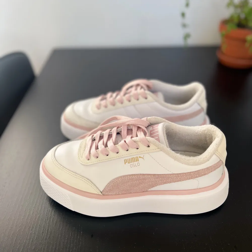 PUMA Oslo sneakers i vit och pastellrosa 💕 strl.38.  Kommer dessvärre inte till användning, mycket fint skick.  Kan mötas upp eller skickas, köparen står för frakten 💌. Skor.