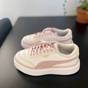 PUMA-Oslo sneakers strl.38 - PUMA Oslo sneakers i vit och pastellrosa 💕 strl.38.  Kommer dessvärre inte till användning, mycket fint skick.  Kan mötas upp eller skickas, köparen står för frakten 💌