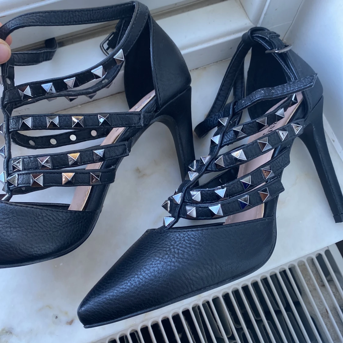 Svarta klackar med nitar  - 90