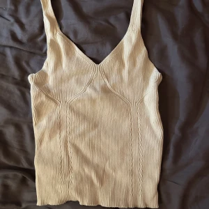 Ribbat linne - Super fint skick knappt använd! Formar sig fint efter kroppen och är stretchig! Ribbat ordentligt och lite tjockare material perfekt till hösten🍁🍂