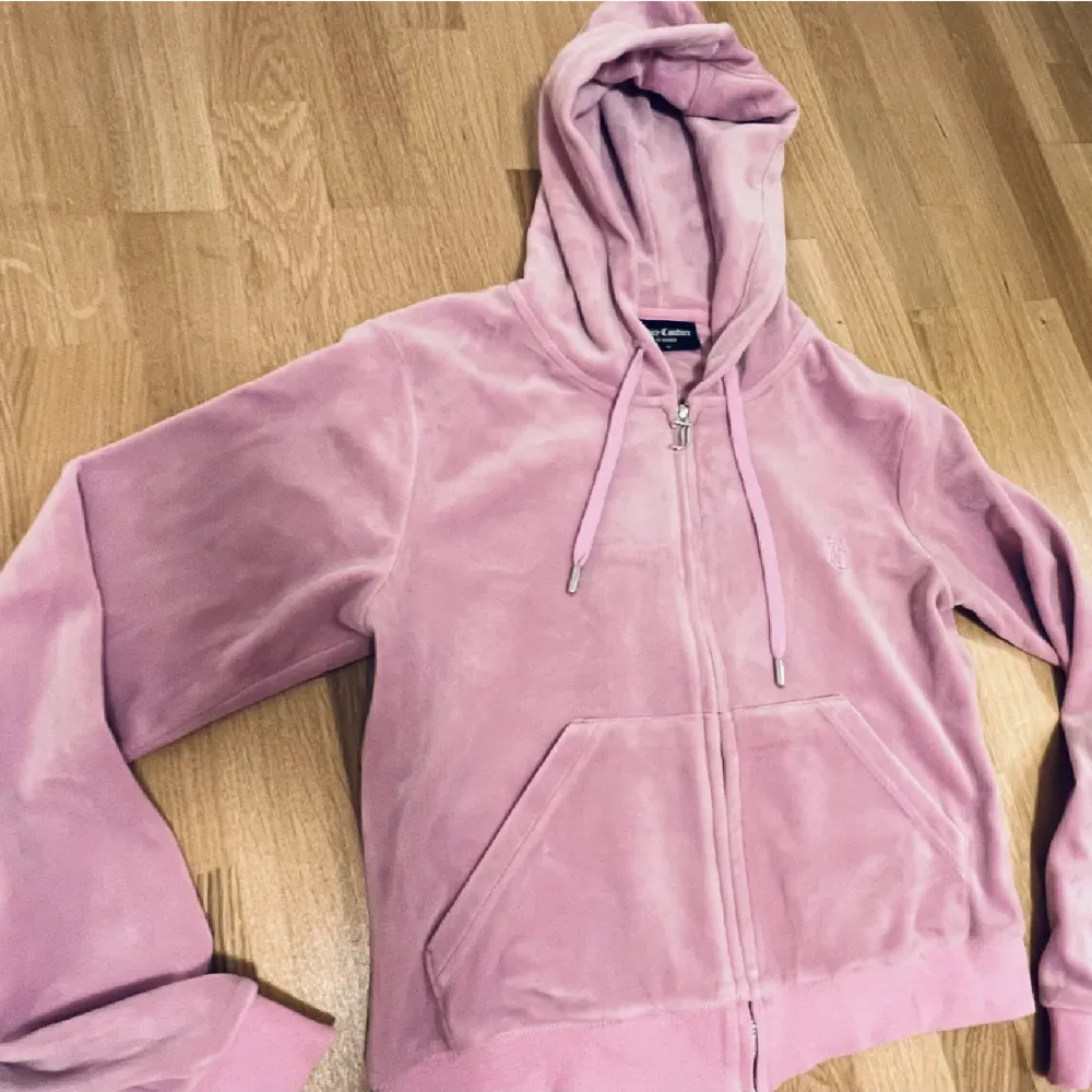 Säljer min Juicy Couture dress. Färgen orchid (typ ljuslila/lila-rosa💕). Storlek medium på hoodien. Köpt på Nelly. I fint skick. Enbart använd några gånger. Köparen står för fraktkostnaden.. Hoodies.