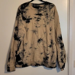 Sweater - Tie-dye sweater från Lager157.  Strl: L, passar som L  Cond: 8/10  Dm vid ytterligare foton eller frågor!