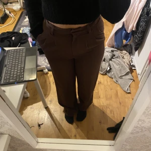 Bruna kostymbyxor - Jättefina kostymbyxor från Bikbok. Knappt använda i storlek 34. Jättefina till vardags och fest!💖