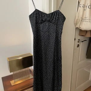 Klänning  - Långklänning från Zara. Endast använd en gång så den är i princip nyskick!