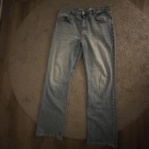 Jeans  - Storlek 42, mid/high waist  Dom är väldigt stora i midjan och är väldigt pösiga och långa. Men dom är super sköna. Använda 1 gång. Köpta för ungefär 350kr