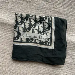 Dior scarf vintage. Väl omhändertagen. Kvitto finns självklart. Köpt på vestiaire collective! Material är bombull. Funkar som topp och scarf! 