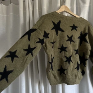 Stickad tröja - Jättesnygg stickad oliv färgad tröja med stjärnor på.  varm o mjuk