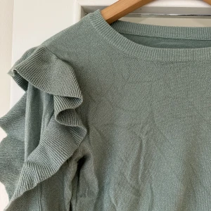 Tröja - Säljer denna superfina mintgröna topp i storlek S. Aldrig använd så den är som ny. Matrealet är stretchigt så den sitter väldigt fint på💚