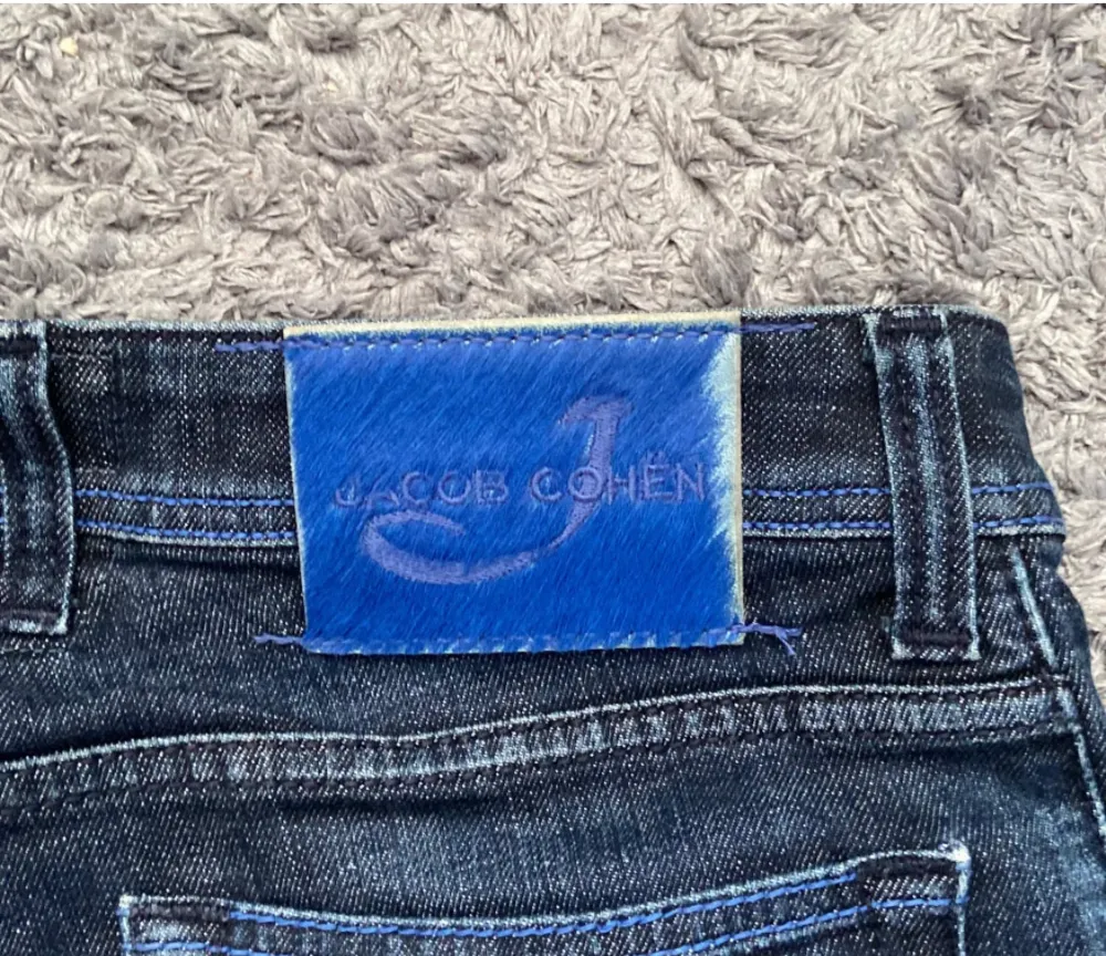 Ett par fina mörkblåa Jacob Johan jeans som är helt oanvända, säljer de de ej passar, hör av dig vid intresse. Jeans & Byxor.