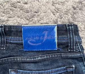 Ett par fina mörkblåa Jacob Johan jeans som är helt oanvända, säljer de de ej passar, hör av dig vid intresse
