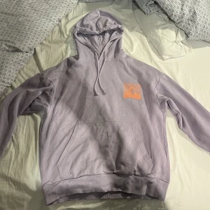 Jack&Jones hoodie - Säljer min Jack&Jones hoodie då den blivit för liten. Hoodie har tryck på ryggen och är storlek S. 