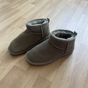 Uggs (inte äkta) - Ugg-liknande skor, helt oanvända! Storlek 38 men små i storleken, därför säljer jag.