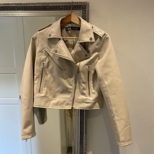 Beige skinnjacka - Väldigt fint skick. Köpt förra året. Kort modell.