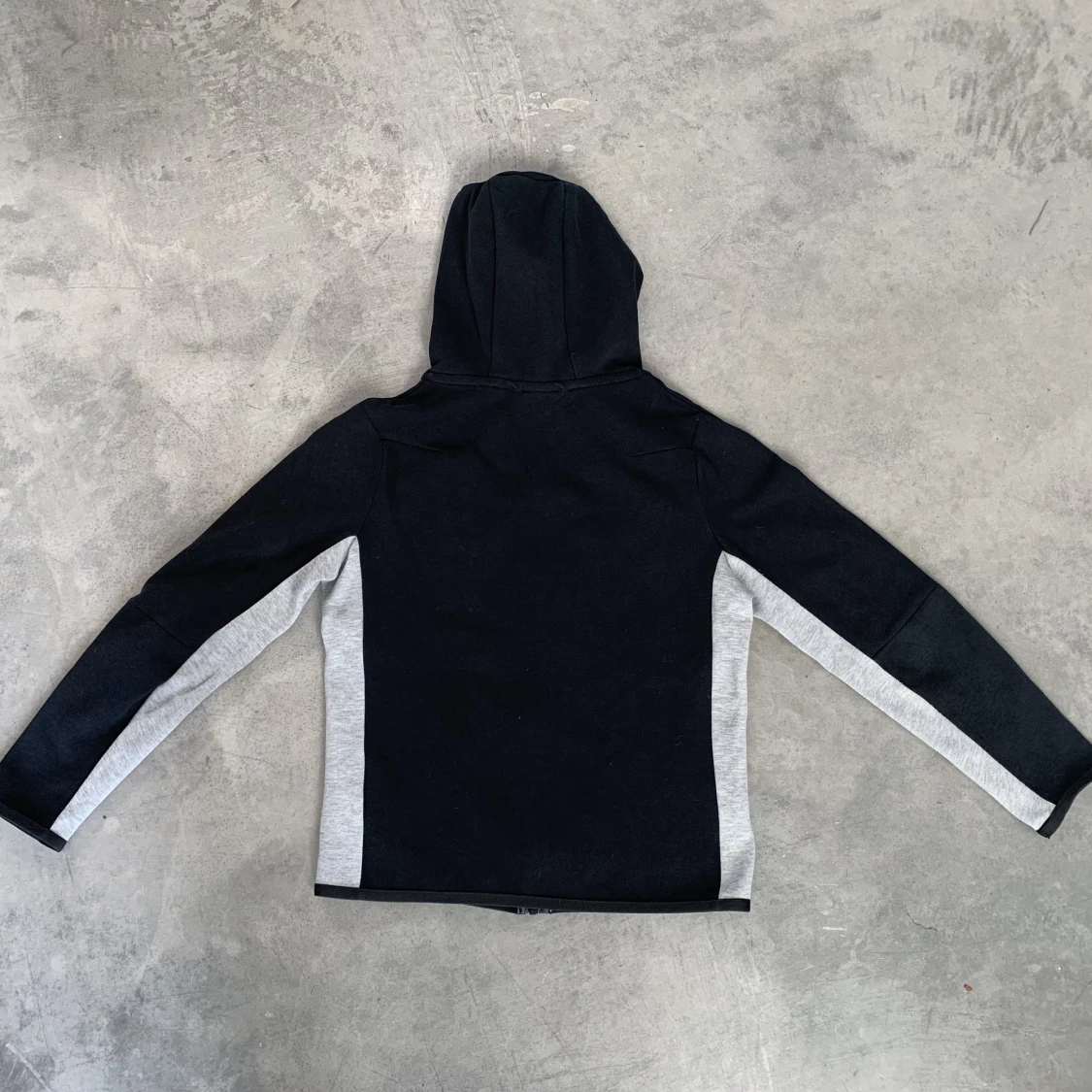 Nike Tech svart/grå. Strl junior M/137-147 cm - 90